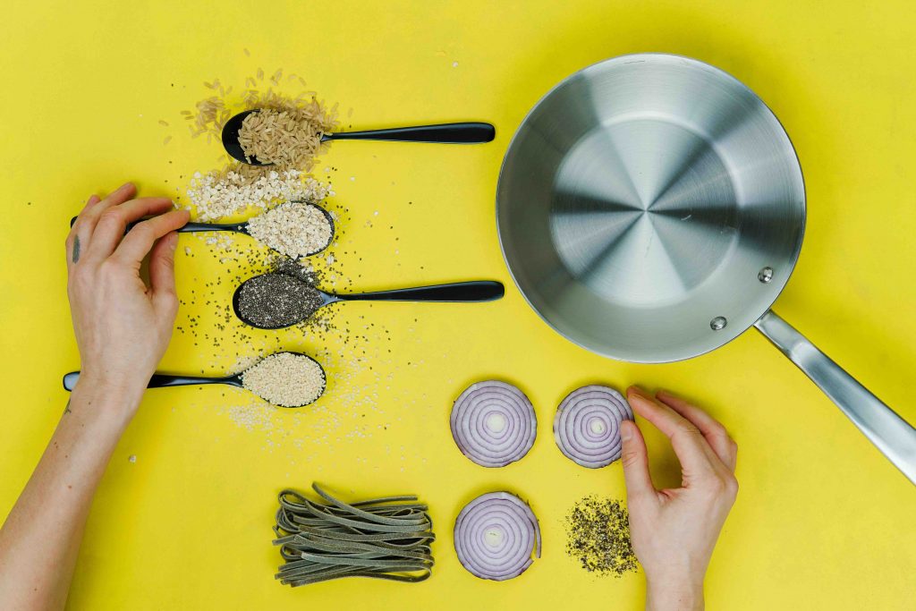 Preparing to cook a dish in an organized way, just like we prepare to write an essay